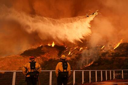 Bomberos observan con preocupación el avance imparable de las llamas en Pacific Palisades