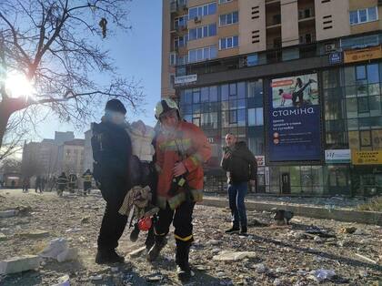 Bomberos rescatan a heridos del edificio atacado en Kiev.