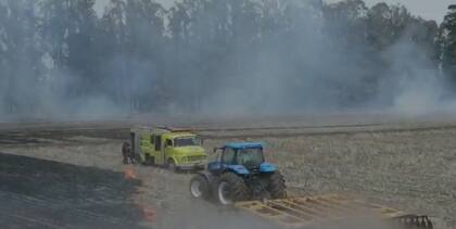 Bomberos se acercaron para combatir las llamas