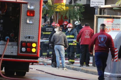 Bomberos siguen trabajando en la zona donde explotó una perfumería