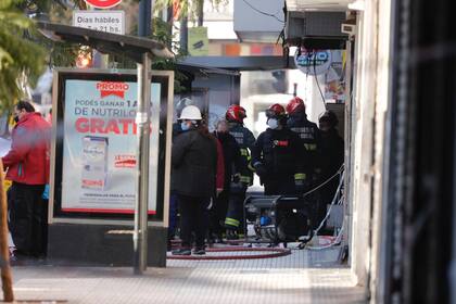 Durante toda la noche, personal del SAME y bomberos trabajaron en el lugar de la tragedia