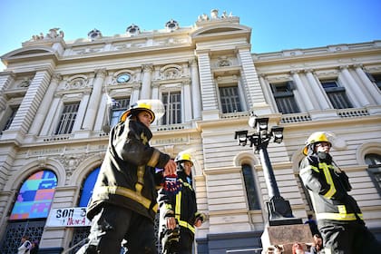 Bomberos trabajan buscando un artefacto explosivo en la Facultad de Derecho