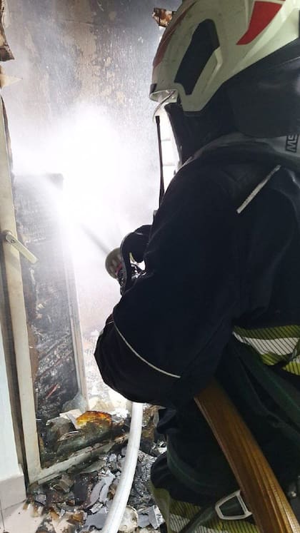 Bomberos trabajan en el lugar