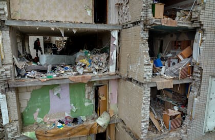 Bomberos trabajan en el interior de un edificio destruido por una bomba rusa en Cherníhiv, Ucrania, el 22 de abril de 2022