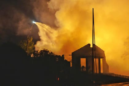 Bomberos trabajan en el lugar de la explosión de una fábrica de fuegos artificiales en Liuyang, en la provincia central china de Hunan, el 5 de mayo de 2026