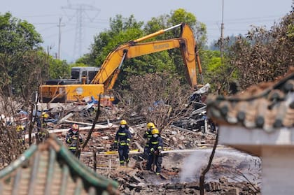 Bomberos trabajan en el lugar de la explosión de una fábrica de fuegos artificiales en Liuyang, en la provincia central china de Hunan, el 5 de mayo de 2026