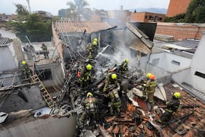 Una avioneta se estrelló contra una casa en Medellín y murieron 8 personas