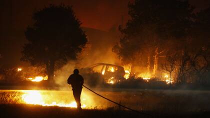 Bomberos trabajan para apagar un fuego en Biguglia, en la isla mediterránea francesa de Córcega.