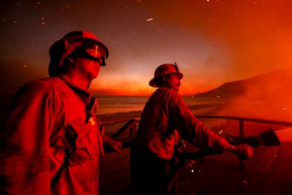 Bomberos trabajando en el combate al incendio en Palisades, el 8 de enero de 2025 en Malibú, California. (AP Foto/Etienne Laurent)