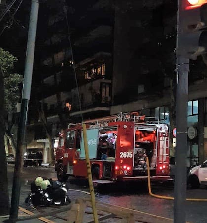 Bomberos, tras apagar el incendio en el departamento 22 F del edificio de Aguilar 2390, propiedad de Felipe Pettinato, donde murió el neurólogo Melchor Rodrigo