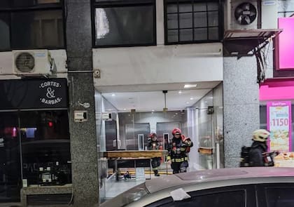 Bomberos, tras apagar el incendio en el departamento 22 F del edificio de Aguilar 2390, propiedad de Felipe Pettinato, donde murió el neurólogo Melchor Rodrigo