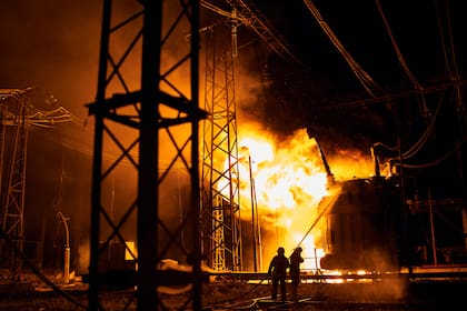 Bomberos ucranianos combaten un incendio tras un ataque de cohete ruso a una central eléctrica en Kharkiv, Ucrania