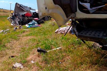 Bomberos voluntarios de la ciudad de Vicuña Mackenna trabajaron para retirar los cuerpos de las víctimas fatales