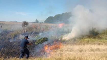 Bomberos voluntarios, policías y brigadistas forestales enfrentaron más de 620 intervenciones en lo que va del año para apagar focos en distintos puntos de la provincia