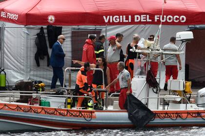 Bomberos y buzos italianos atracan en el puerto de Porticello.