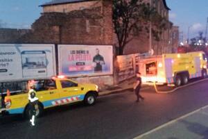 Se prendió fuego un depósito en La Boca y se desplegó un operativo para contener las llamas