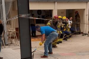 El piso de un aula cedió y alumnos y docentes cayeron en un pozo ciego