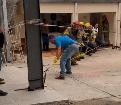 Bomberos y equipos de emergencia trabajaron contrarreloj para rescatar a los atrapados, mientras ambulancias del Servicio 107 asistían a los heridos.