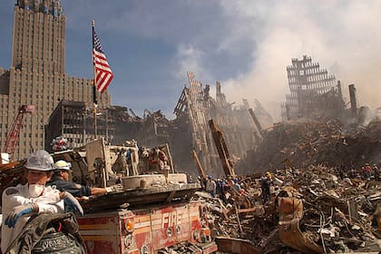 Bomberos y los trabajadores de búsqueda y rescate urbanos luchan contra incendios sin llama mientras buscan sobrevivientes en las ruinas del World Trade Center en Nueva York el 13 de septiembre de 2001