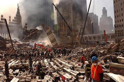 Bomberos y los trabajadores de búsqueda y rescate urbano buscan sobrevivientes en las ruinas del World Trade Center en Nueva York el 13 de septiembre de 2001