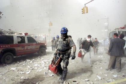 Bomberos y personal de rescate en una calle cerca del World Trade Center