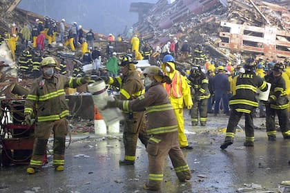 Bomberos y personal de rescate trabajan en la base del World Trade Center el 14 de septiembre de 2001