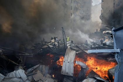 Bomberos y personal de rescate trabajan entre los escombros en el lugar donde un ataque aéreo israelí impactó contra un edificio en Beirut, Líbano, el miércoles 8 de abril de 2026 (Bilal Hussein / AP)