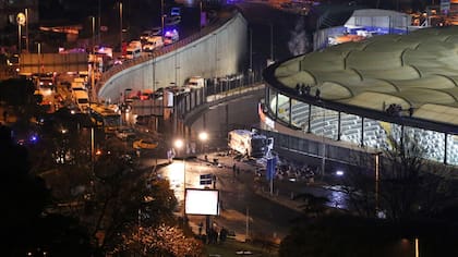 Bomberos y policía trabajan en el lugar donde explotó un coche bomba, fuera del estadio Beskitas Vodafone Arena