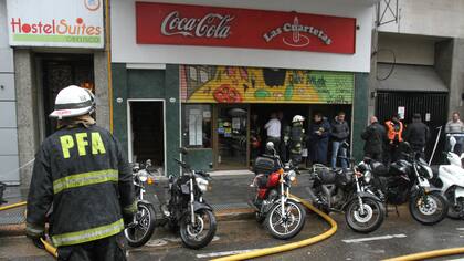 Bomberos y policías trabajan en el control del siniestro