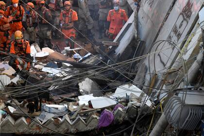 Bomberos y rescatistas trabajan en un edificio que colapsó en Río de Janeiro