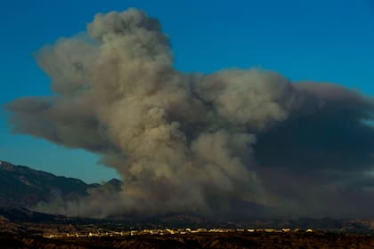 Las llamas, en los condados de Riverside y San Bernardino, devoraron más de 60 kilómetros cuadrados de vegetación, informó el Departamento de Bosques y de Protección contra Incendios de California