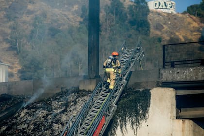 Bomberos y rescatistas trabajando en el lugar de la explosión
