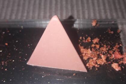 Bombón Ruby: ganache de tomate, arándano y frutilla con pimienta de molle (Jujuy). Su coquilla está realizada en base a chocolate rosa de producción belga 41,7% cacao; el grano proviene de Costa de Marfil, Ecuador y Brasil y su color procede del polvo que da la semilla al ser procesada.