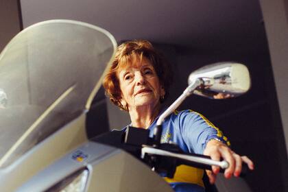 Subida a una moto, una mujer también puede relucir la camiseta a la que ama.