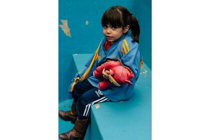 Aunque esa camiseta de la temporada 92/93 quede muy suelta, la niña muestra el orgullo de los colores con los que nació.