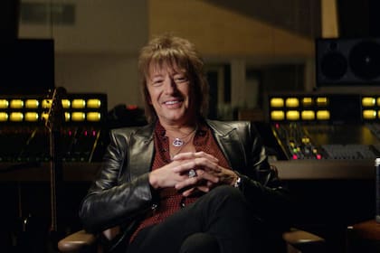 Richie Sambora, el guitarrista que dio un paso al costado de la banda, también brinda testimonio en el documental