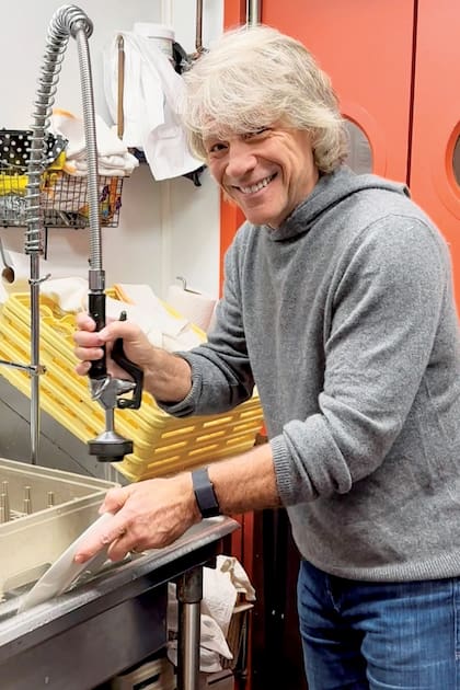 Bon Jovi lavando platos en Soul Kitchen, la pequeña cadena de restaurantes que creó con su fundación solidaria.