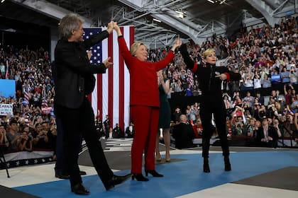 Bon Jovi y Lady Gaga con Hillary Clinton en Carolina del Norte. Fue el último acto de campaña antes de las elecciones presidenciales en Estados Unidos