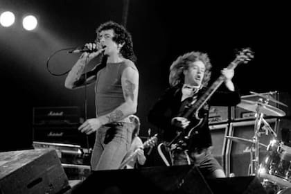 Bon Scott nació en Escocia en 1946 y se mudó a Australia durante su infancia