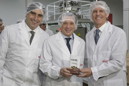 El ministro de producción Dante Sica (centro) recorrió la planta junto a Gonzalo Bofill Velarde (derecha) y Martín Castro (izquierda) 