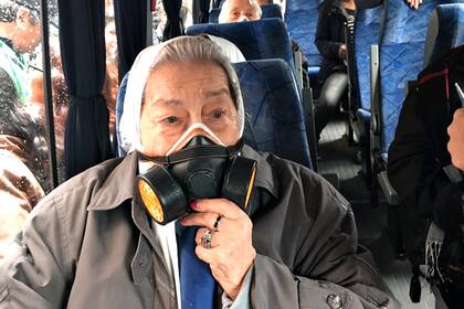 Bonafini se trasladó a la movilización en la combi institucional de las Madres de Plaza de Mayo con la máscara antigás puesta