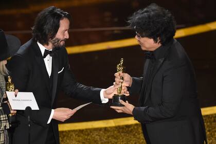 Bong Joon-ho recibe el Oscar al mejor guion original