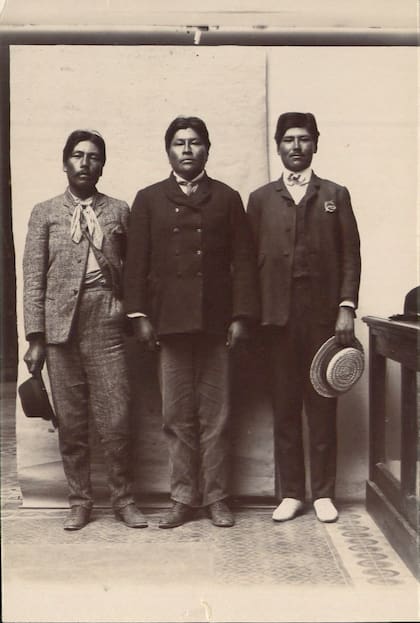 Bonifacio de traje y corbata.