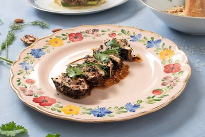 Bonito a la plancha con una salsa tipo vichysoisse.