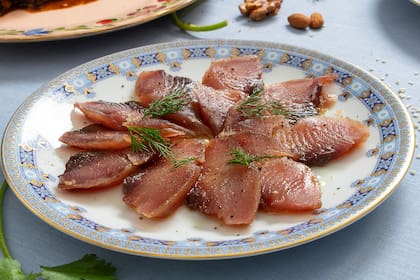 Bonito curado con sal y azúcar durante un día.