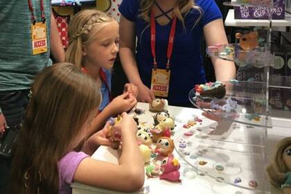 Bonkers Toys, que trabaja con Ryan, también colabora con las niñas de Trinity Beyond