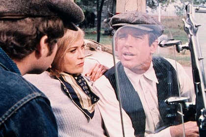 Faye Dunaway y Warren Beatty en Bonnie y Clyde, uno de los primeros aportes de Robert Towne al cine de Hollywood desde el guión
