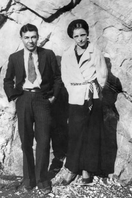 Bonnie Parker (derecha) y W.D. Jones, miembro de Barrow Gang