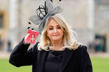 Bonnie Tyler posa con su medalla tras ser nombrada Miembro de la Orden del Imperio Británico (MBE) durante una ceremonia de investidura en el Castillo de Windsor el 1 de febrero de 2023