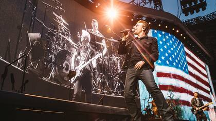 Bono, anteanoche, en el primer concierto de la gira mundial, en la ciudad del automóvil